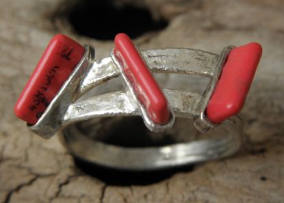 Bild von Recycling Ring mit 3 roten Kondensatoren